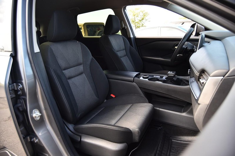 Nissan Rogue Vehicle Full-screen Gallery Image 20