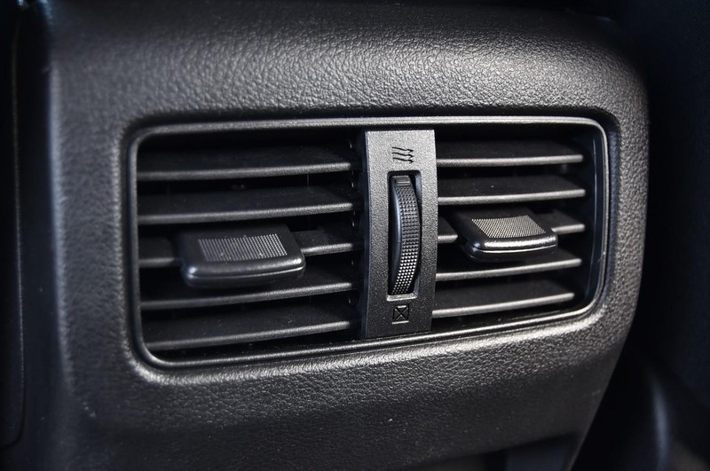 Nissan Rogue Vehicle Full-screen Gallery Image 22