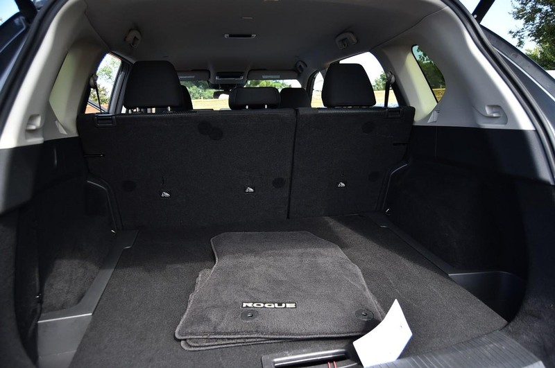 Nissan Rogue Vehicle Full-screen Gallery Image 24