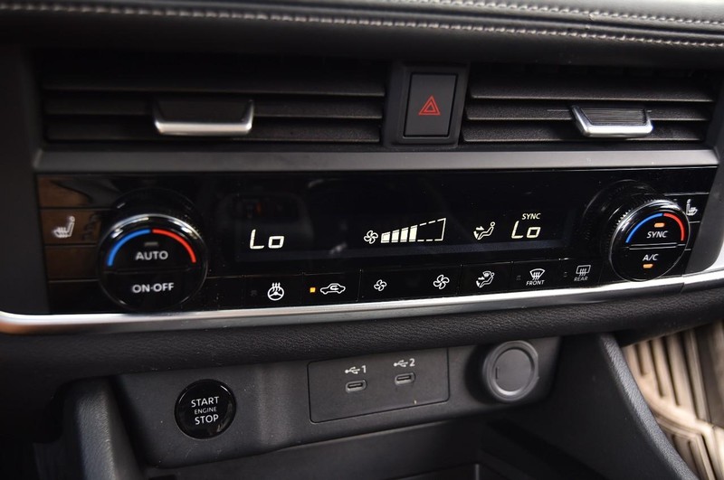 Nissan Rogue Vehicle Image 15