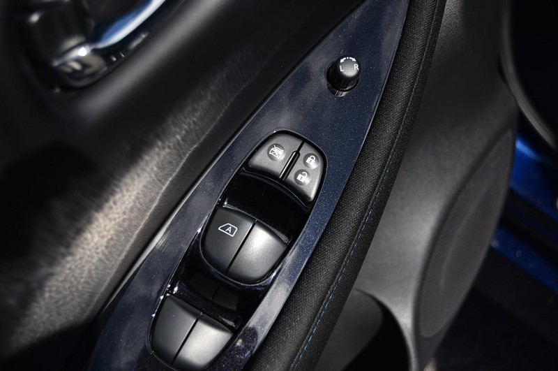 Nissan LEAF Vehicle Image 09