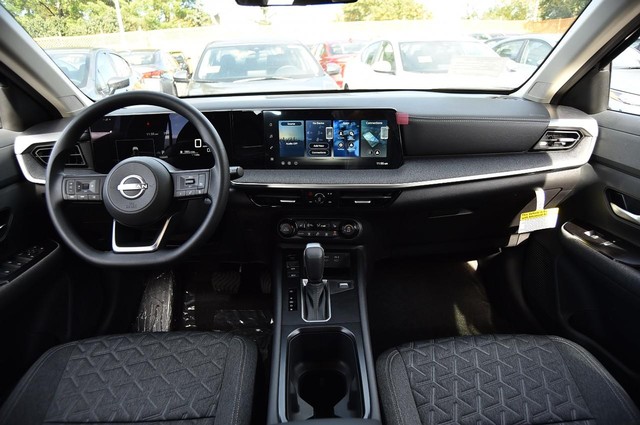 Nissan Kicks Vehicle Image 08