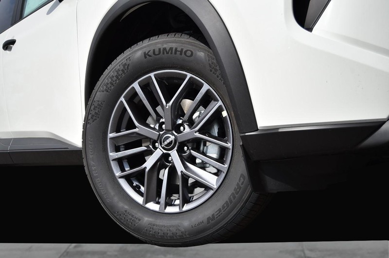 Nissan Rogue Vehicle Image 03