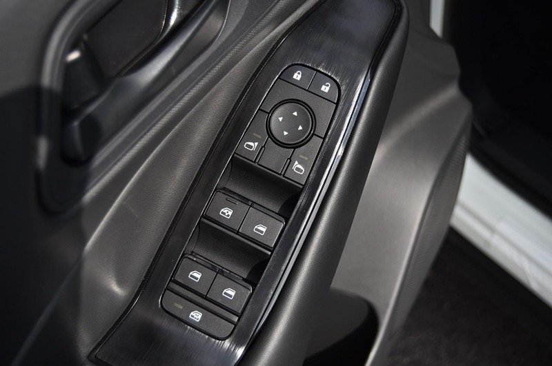 Nissan Rogue Vehicle Image 09