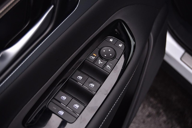 Nissan Murano Vehicle Full-screen Gallery Image 9