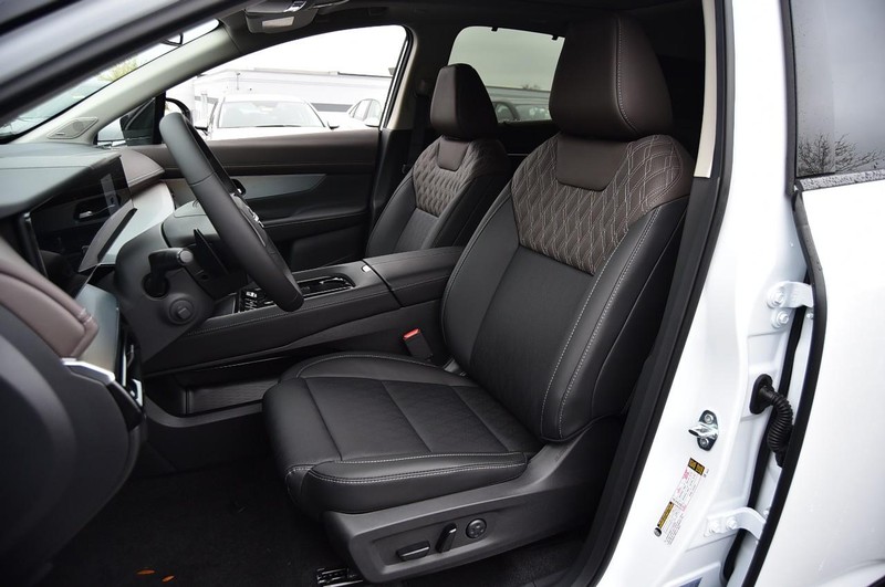 Nissan Murano Vehicle Full-screen Gallery Image 24