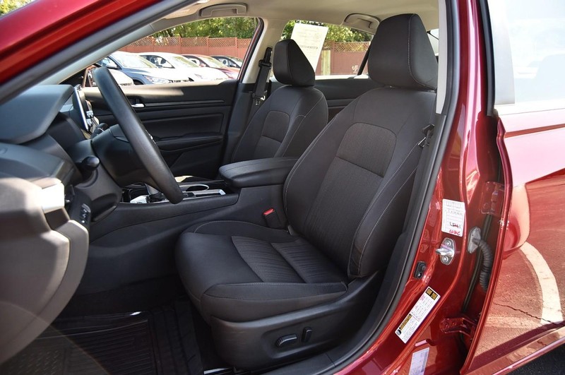 Nissan Altima Vehicle Image 19