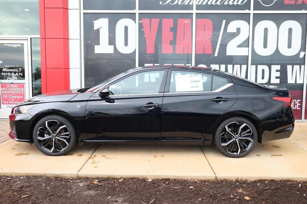 Nissan Altima Vehicle Image 05