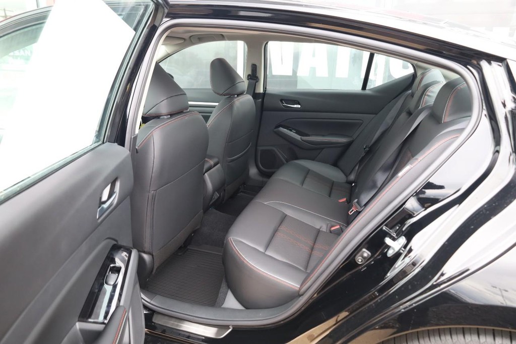 Nissan Altima Vehicle Image 20