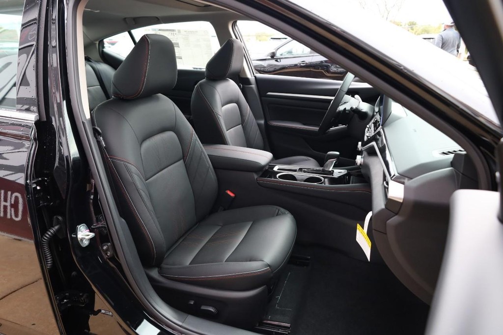 Nissan Altima Vehicle Image 24