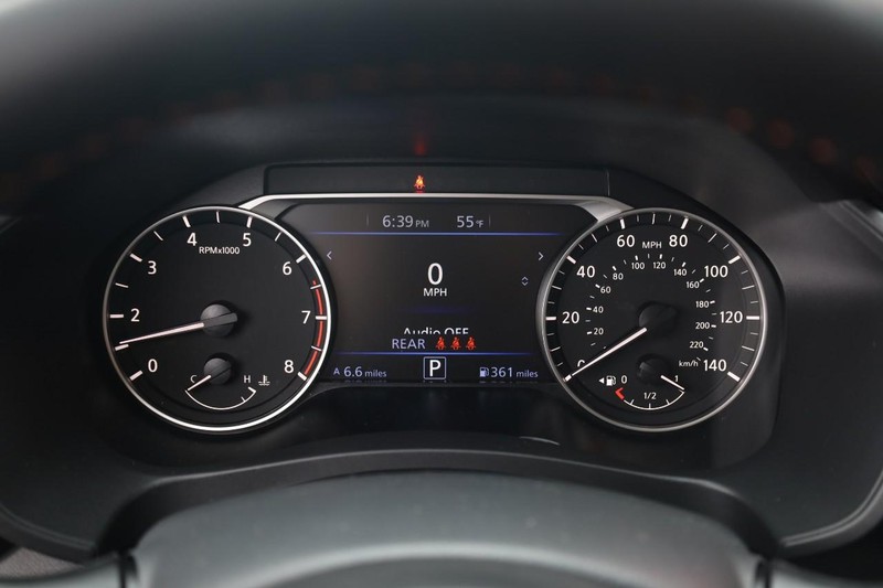 Nissan Altima Vehicle Image 11