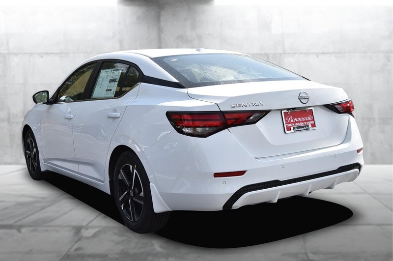 Nissan Sentra Vehicle Image 07