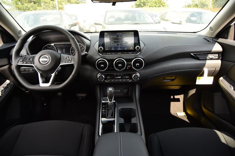 Nissan Sentra Vehicle Image 08