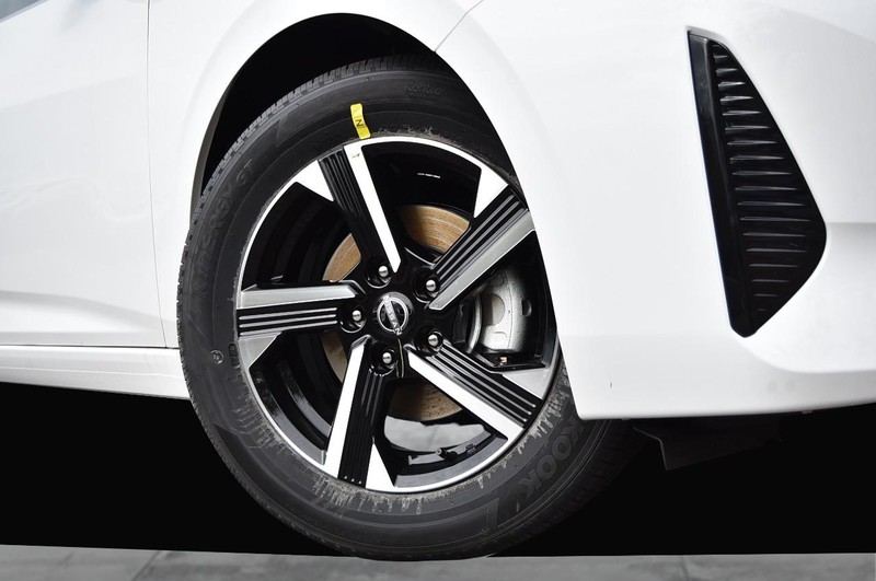 Nissan Sentra Vehicle Image 03