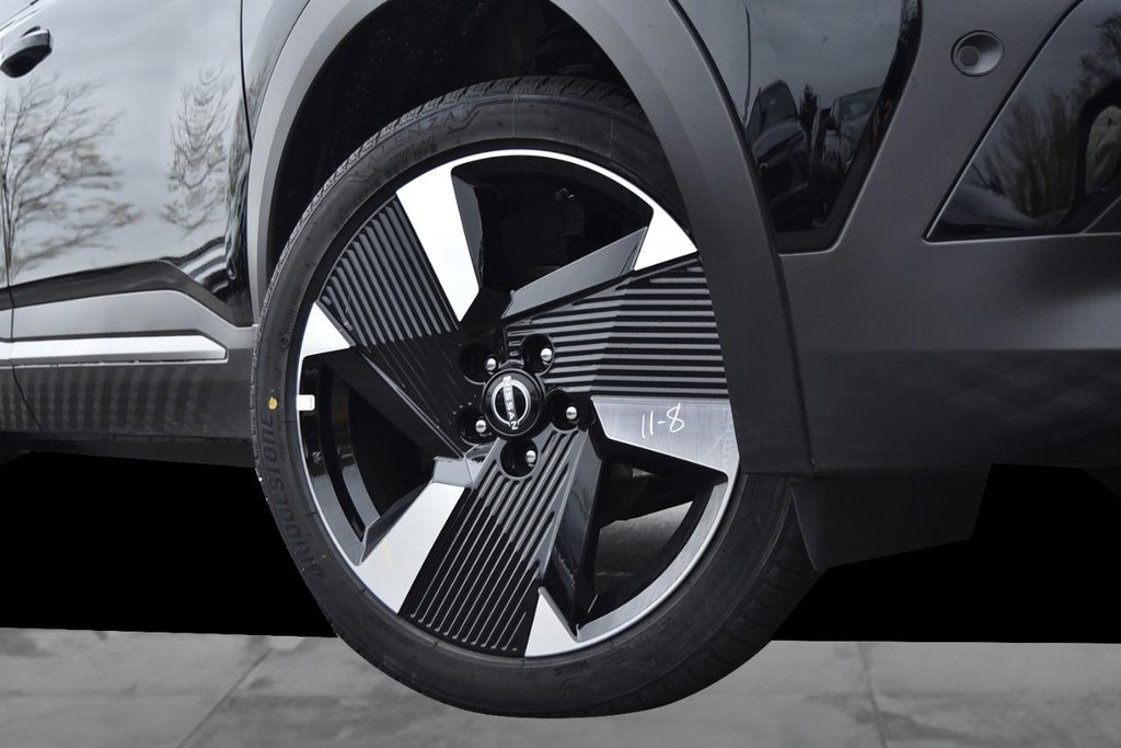 Nissan Kicks Vehicle Image 03