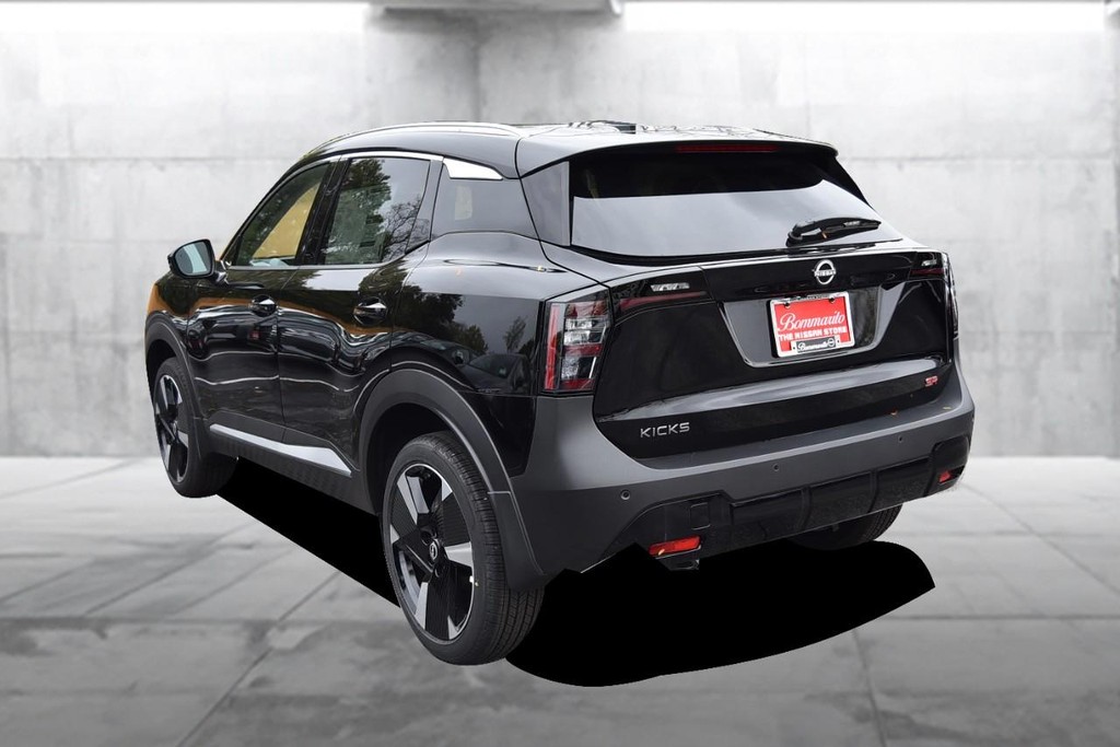 Nissan Kicks Vehicle Image 07