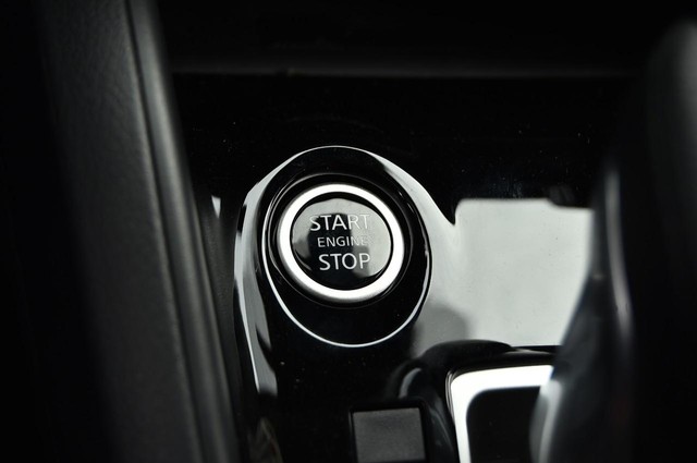 Nissan Versa Vehicle Image 16