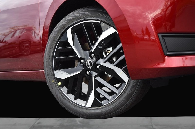 Nissan Versa Vehicle Full-screen Gallery Image 3