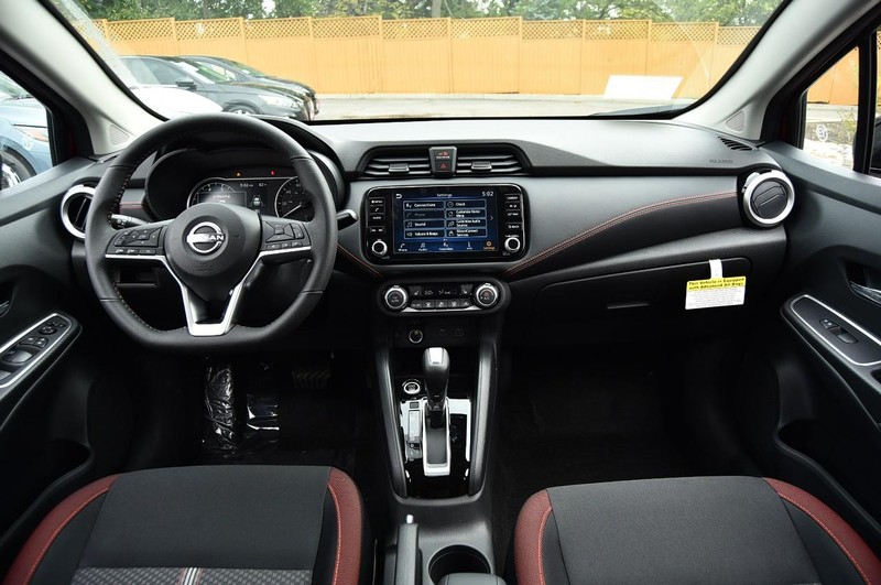 Nissan Versa Vehicle Full-screen Gallery Image 8