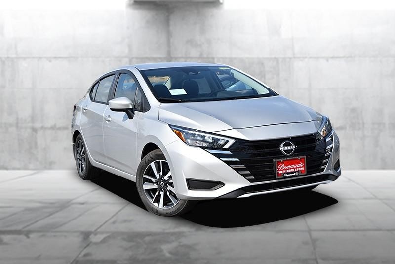 Nissan Versa Vehicle Full-screen Gallery Image 2