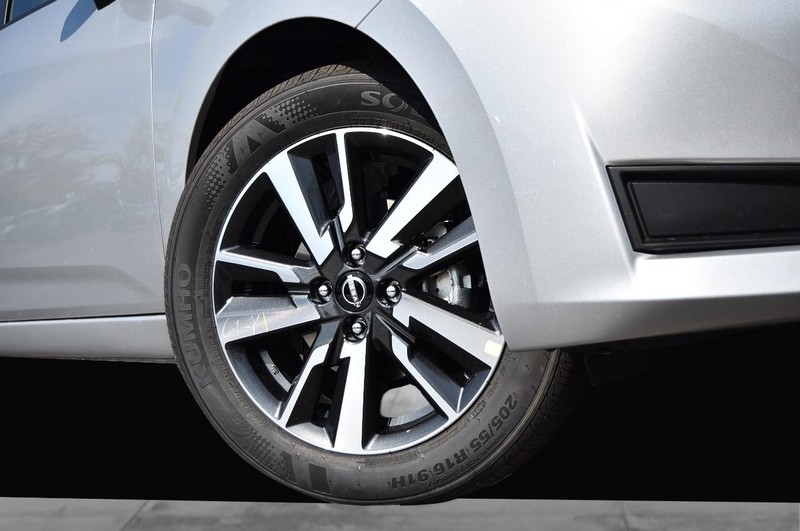 Nissan Versa Vehicle Full-screen Gallery Image 3