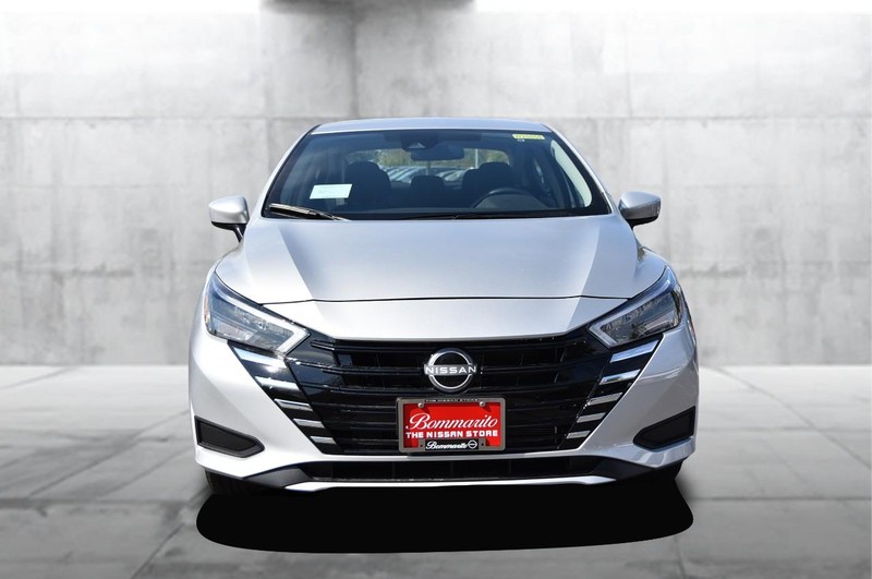 Nissan Versa Vehicle Full-screen Gallery Image 4