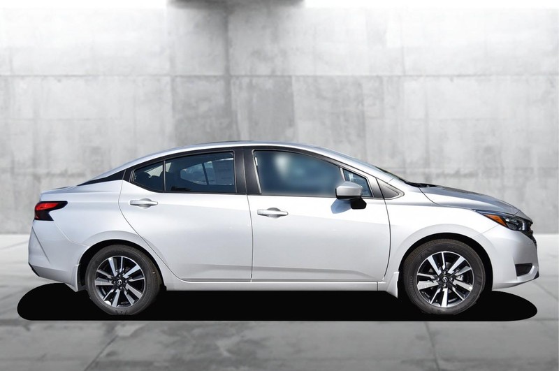 Nissan Versa Vehicle Full-screen Gallery Image 5