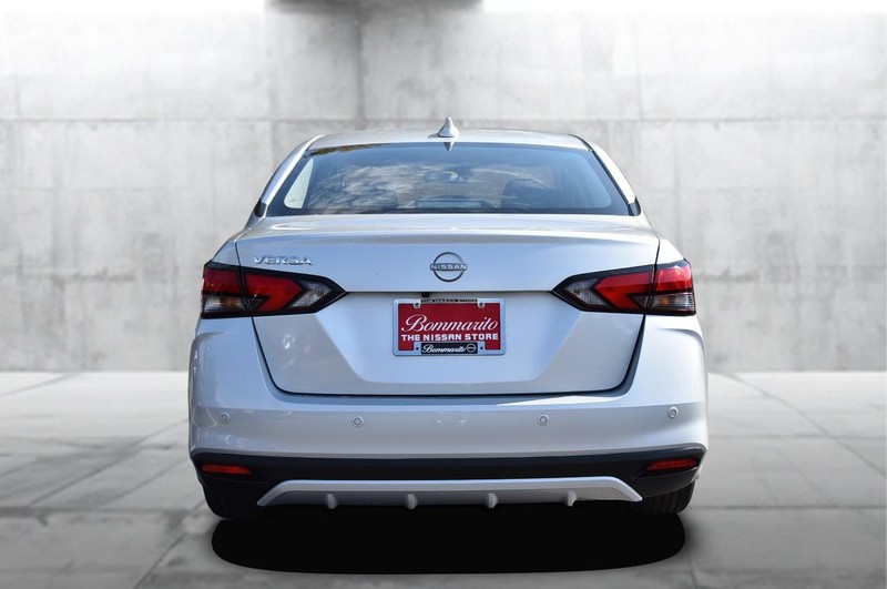 Nissan Versa Vehicle Full-screen Gallery Image 6