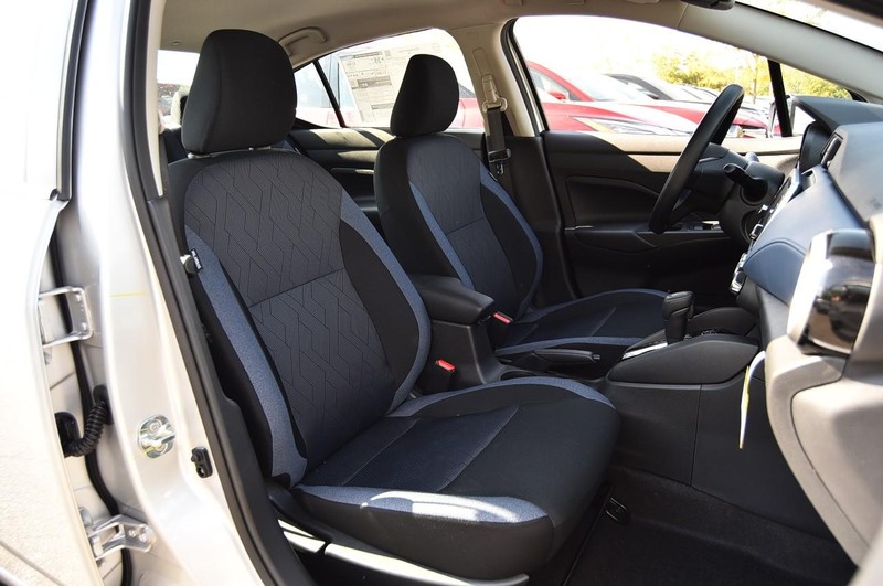 Nissan Versa Vehicle Full-screen Gallery Image 19