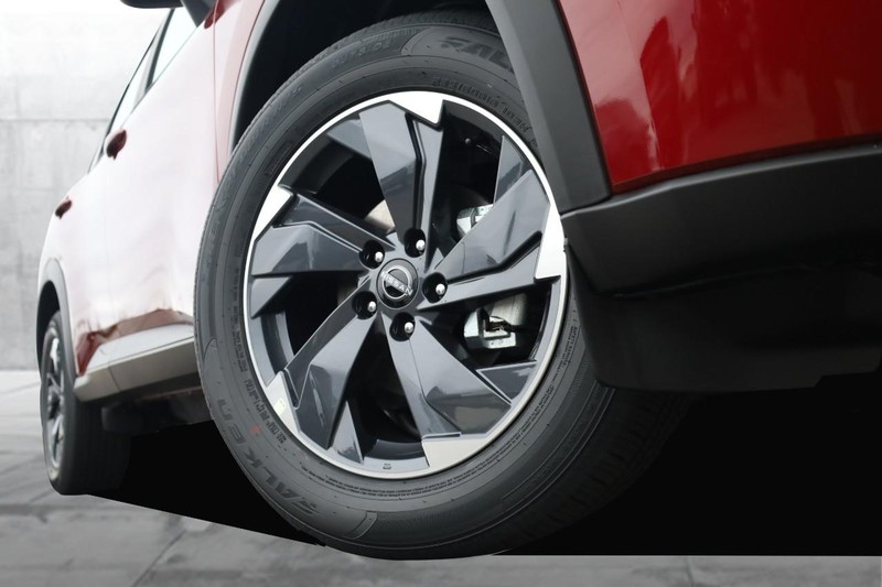 Nissan Rogue Vehicle Full-screen Gallery Image 3