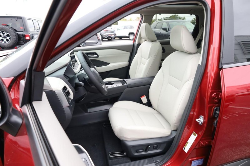 Nissan Rogue Vehicle Full-screen Gallery Image 8