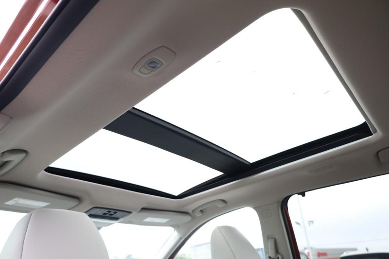 Nissan Rogue Vehicle Full-screen Gallery Image 10