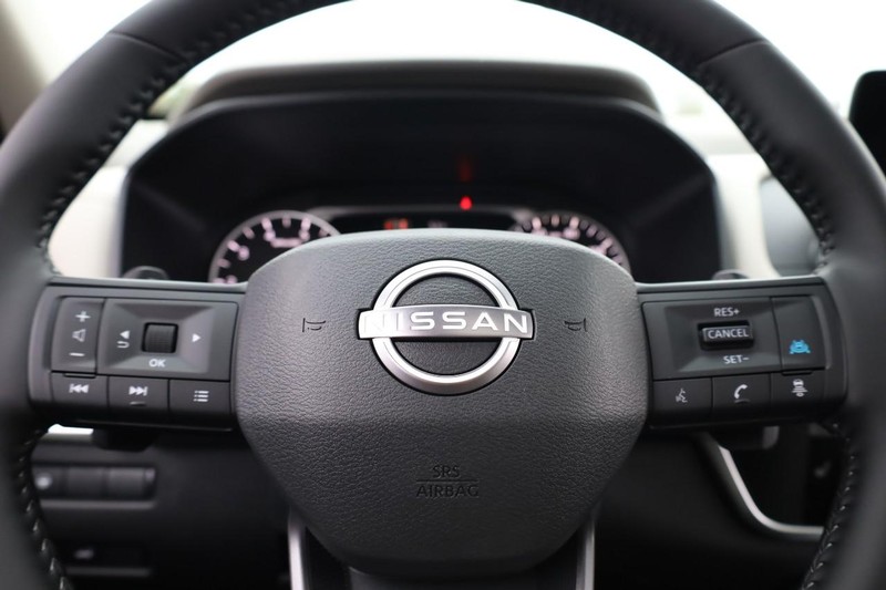 Nissan Rogue Vehicle Full-screen Gallery Image 11