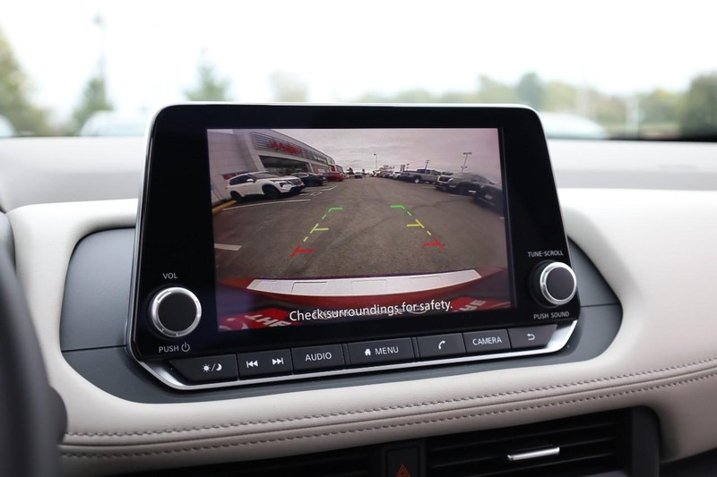 Nissan Rogue Vehicle Full-screen Gallery Image 14