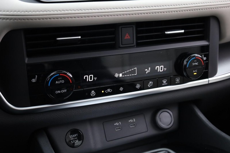 Nissan Rogue Vehicle Full-screen Gallery Image 15