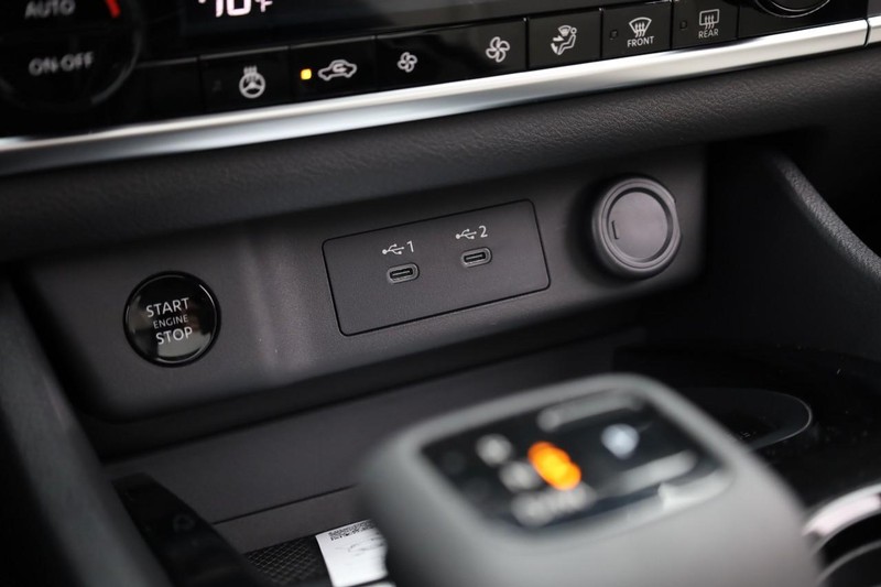 Nissan Rogue Vehicle Full-screen Gallery Image 16