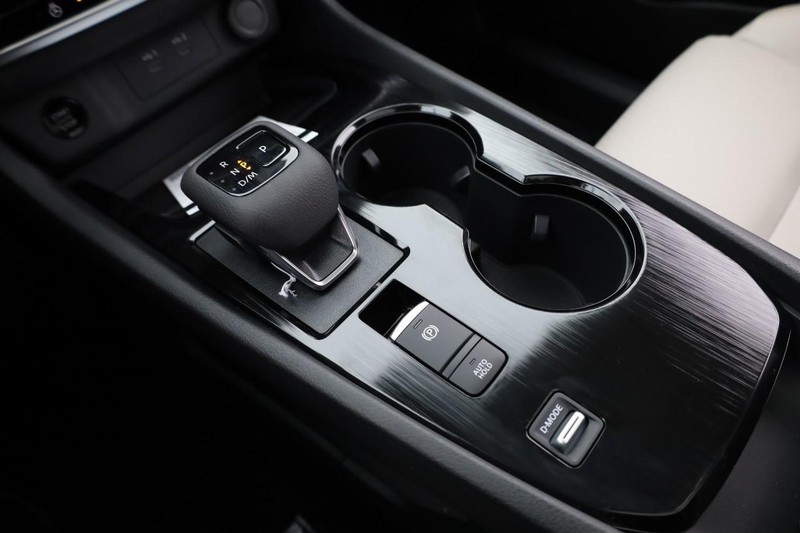 Nissan Rogue Vehicle Full-screen Gallery Image 17