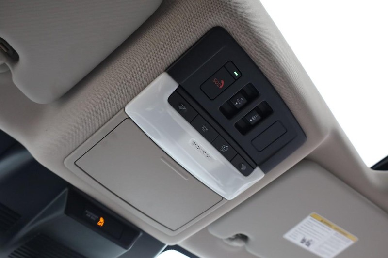 Nissan Rogue Vehicle Full-screen Gallery Image 18