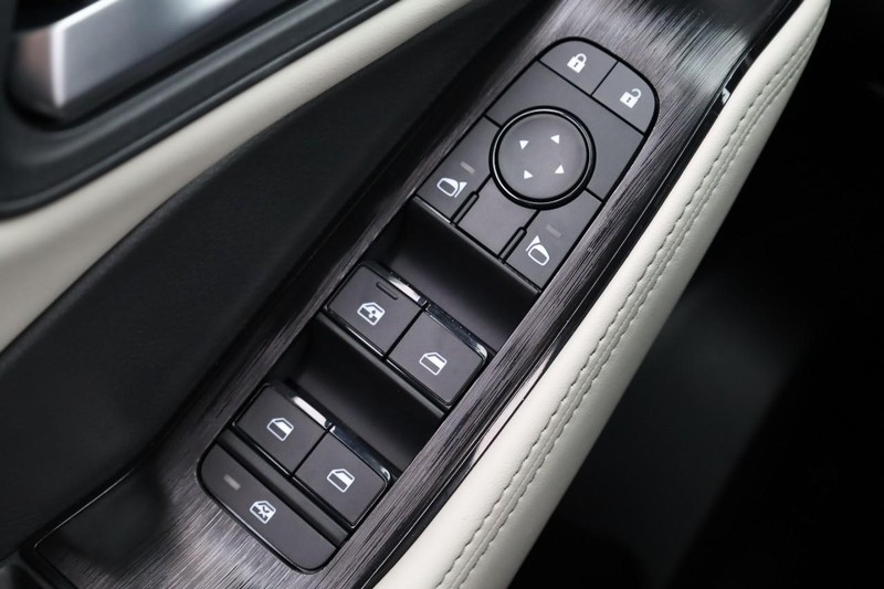 Nissan Rogue Vehicle Full-screen Gallery Image 19