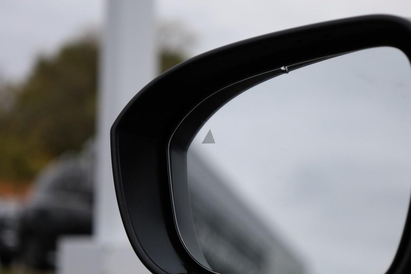 Nissan Rogue Vehicle Full-screen Gallery Image 21