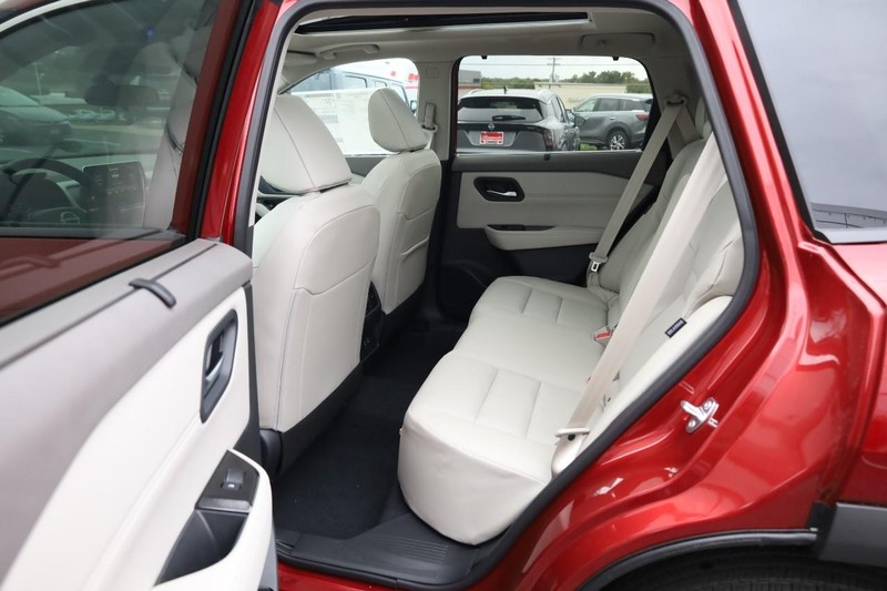 Nissan Rogue Vehicle Full-screen Gallery Image 22