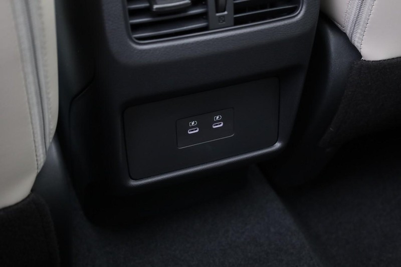 Nissan Rogue Vehicle Full-screen Gallery Image 23