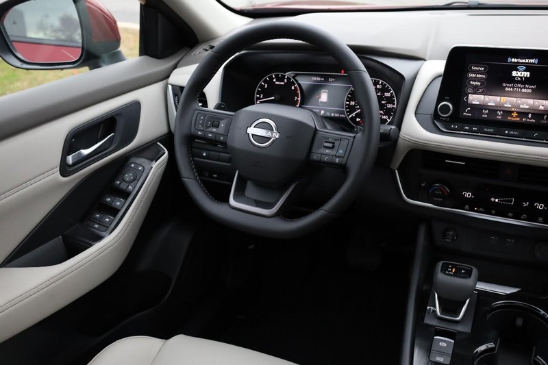 Nissan Rogue Vehicle Full-screen Gallery Image 25