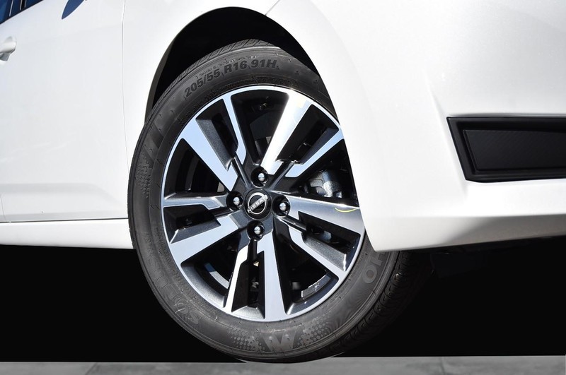 Nissan Versa Vehicle Full-screen Gallery Image 3