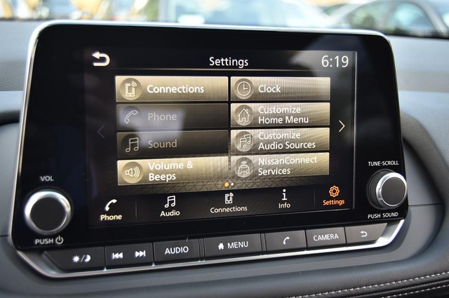 Nissan Rogue Vehicle Image 14