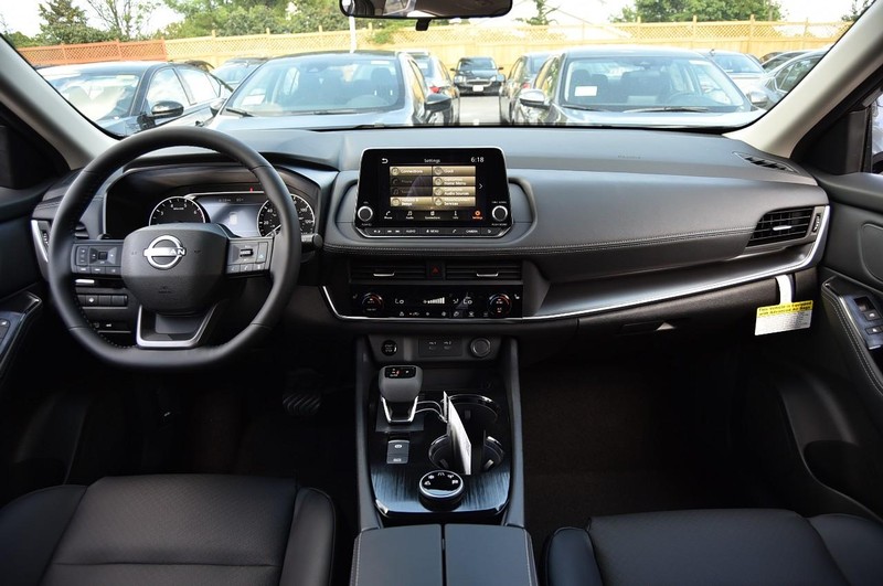 Nissan Rogue Vehicle Full-screen Gallery Image 8