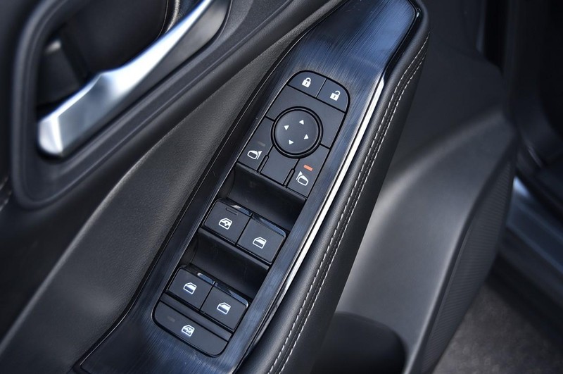 Nissan Rogue Vehicle Full-screen Gallery Image 9