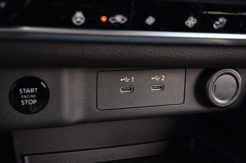 Nissan Rogue Vehicle Full-screen Gallery Image 16