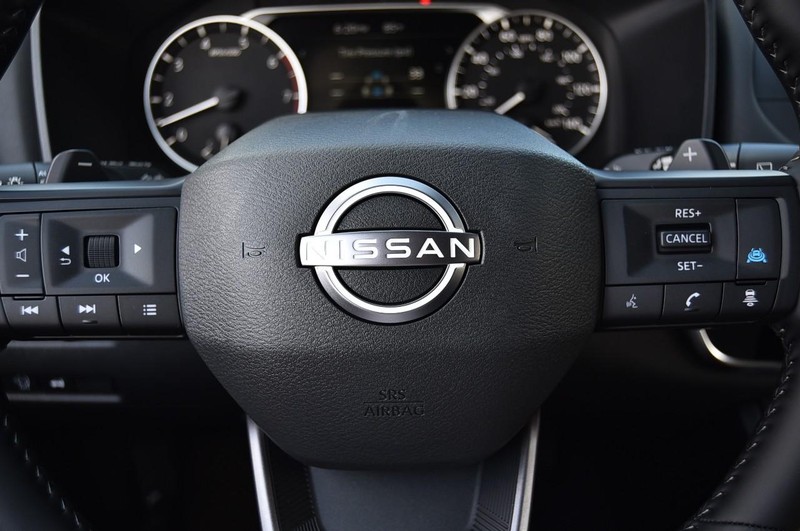 Nissan Rogue Vehicle Full-screen Gallery Image 18