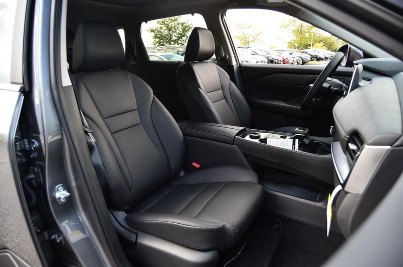 Nissan Rogue Vehicle Full-screen Gallery Image 20